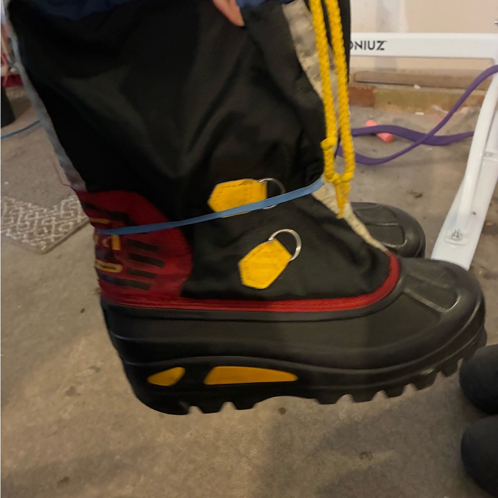 Sorel Black and Red Kids Snow Boots Size 5 (big boy)